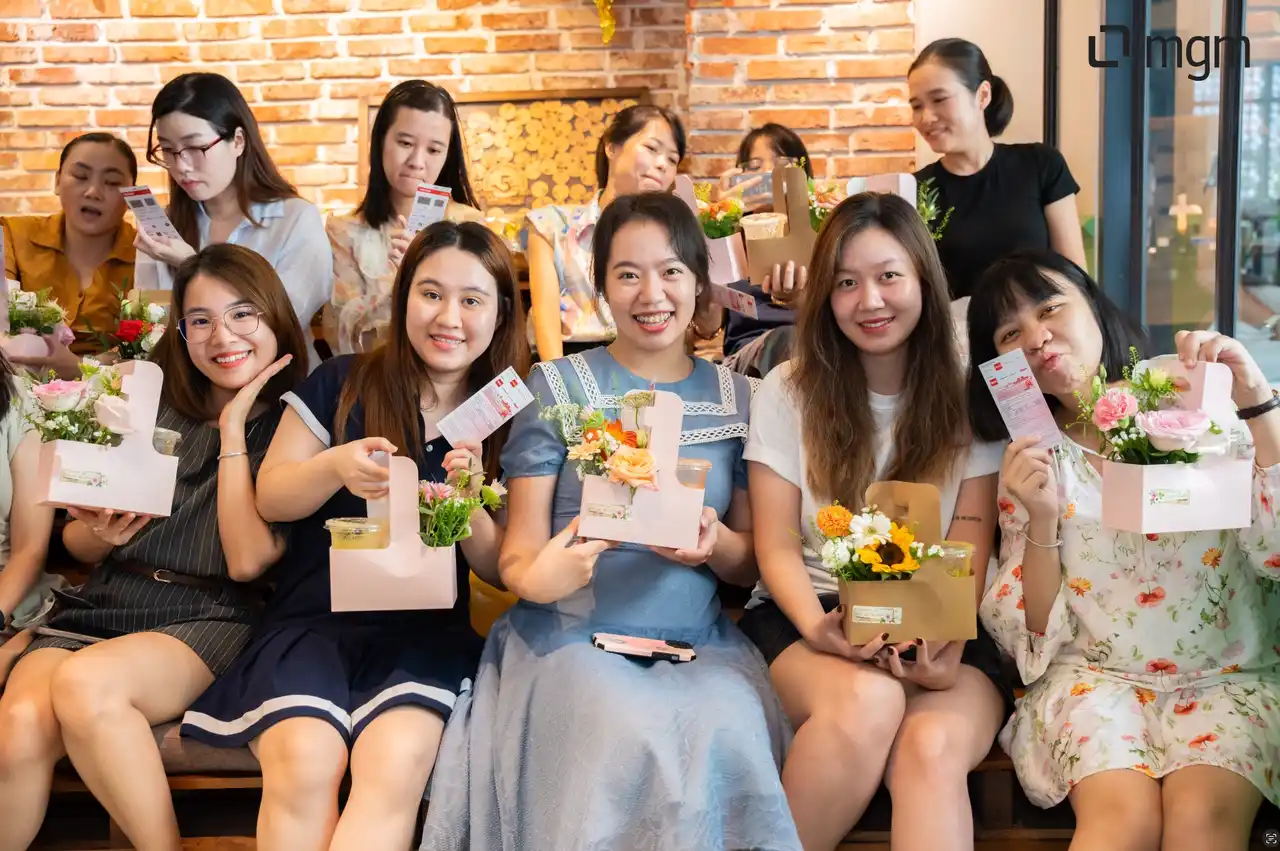 Các đồng nghiệp nữ mgm vui vẻ bên hoa ngày 20 tháng 10