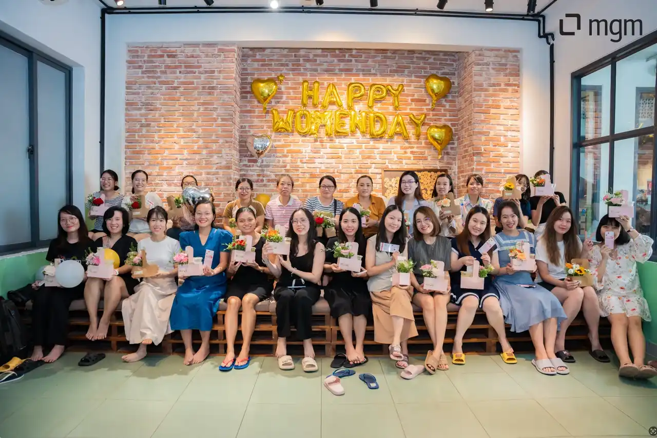 Tập thể đồng nghiệp nữ mgm trong ngày kỷ niệm 20 tháng 10